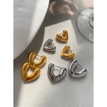 歐美金色愛心耳環女高端2026新款爆款高級感輕奢小眾桃心耳飾耳扣