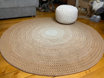 具有平滑顏色過渡的漸變鉤針圓形地毯