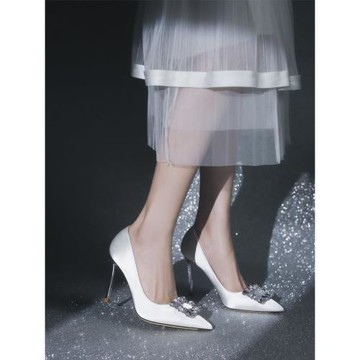 高跟鞋女2025新款白色方扣水鉆細跟氣質名媛法式婚鞋不累腳高級感