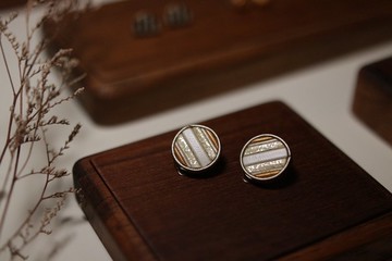 晨曦銀白系皮革鑲嵌耳環-圓型款