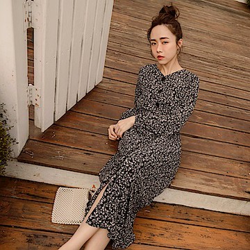 V領碎花雪紡腰鬆緊排釦罩衫洋裝-OB嚴選