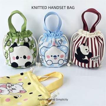 針織水桶包女卡通圖案可愛手拎包休閑百搭抽繩手提腋下包便當飯袋