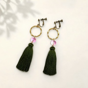 橄欖綠流蘇與金色圓環耳環