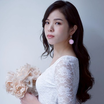 Hybris 嬌嫩粉紗花球水晶耳環