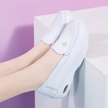 2024年秋季白色護士鞋女軟底舒適透氣不累腳真皮樂福鞋小白鞋女鞋
