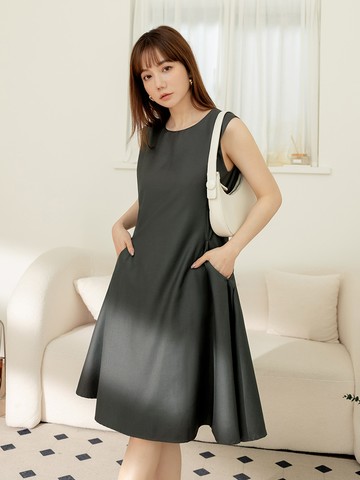 修身圓弧剪接金屬拉鍊無袖洋裝(版型偏小)