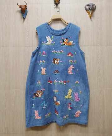 手工刺繡洋裝，棉質，天然染料，圖案為松鼠、狐狸、樹懶、貓頭鷹、刺蝟、鹿。
