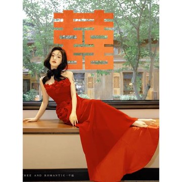 新中式晨袍新娘酒紅色敬酒服訂婚禮服高端輕奢小眾氣質抹胸連衣裙