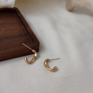 扭曲C字耳環 N94 日韓流行時尚 S925 銀針 鍍14K真金 小巧 簡約啞光 扭曲C字 時尚百搭耳飾 耳環
