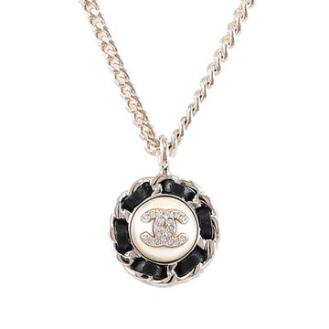 CHANEL ABG558 皮革穿鏈水鑽CC LOGO圓吊墜鎖骨鍊/項鍊.淡金