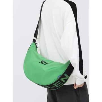 潮牌斜挎包男休閑餃子單肩包運動健身包大容量學生通勤郵差包上課