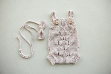 手工編織嬰兒連身褲與蝴蝶結髮帶 – 粉色新生兒服飾 – 手作嬰兒