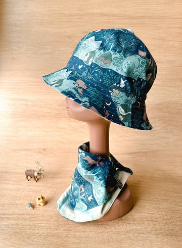 -RARAKO樂子手創-彌月禮收涎禮 寶寶圍兜+遮陽帽禮盒-森林童話