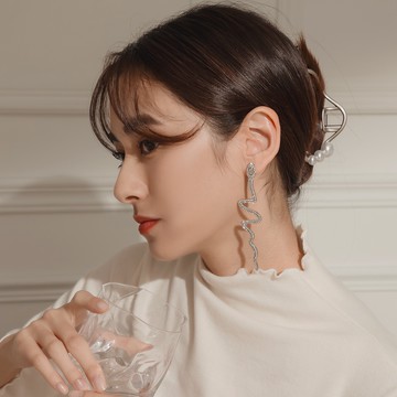 OB嚴選 輕奢鑲嵌鋯石蛇型925銀針耳環 《XA319》現貨/飾品/韓系