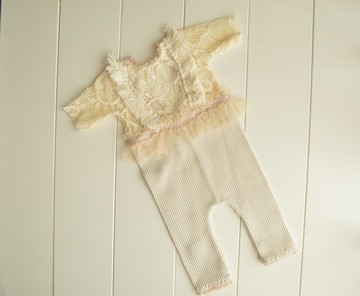 新生女孩米色蕾絲連身衣照片道具。嬰兒米色連身衣