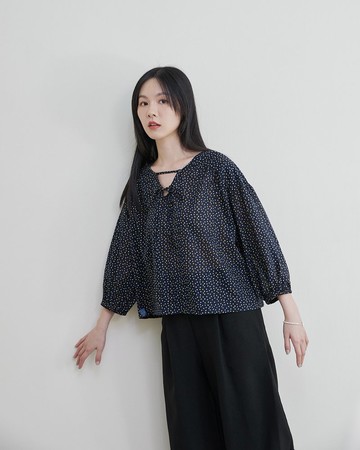 海帶豆腐綁帶七分袖上衣-藍藕