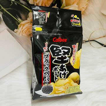 日本 Calbee 卡樂比 四連洋芋片 黑胡椒風味 60g 四連餅乾｜全店$299 全家取貨免運｜領券9折｜APP下單最高再賺13%點數⚡