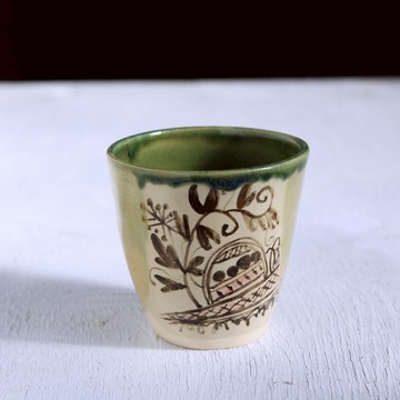 Oribe 茶杯，袖壁上的蔓藤花紋圖案