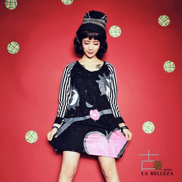 古著 可愛睫毛紅唇臉粉紅大愛心潑墨長版上衣