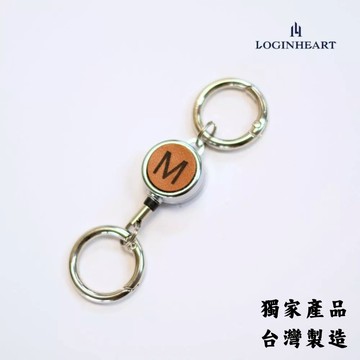LOGINHEART｜焦糖棕色．客製英文字母雷雕真皮伸縮扣件（A-Z擇一）台灣製/雷射雕刻/證件伸縮/鑰匙圈/高級皮革