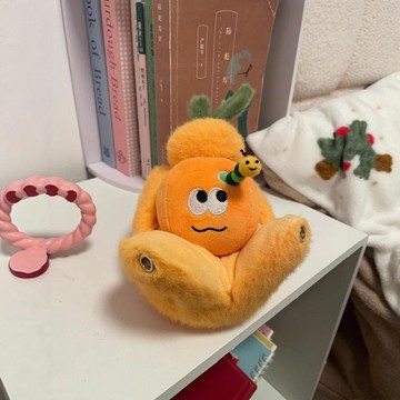 平價好物✨高品質 驚喜毛毛蟲橘子毛絨掛件可愛蟲洞耙耙柑可以藏戒指公仔包掛情人節 免運中 必入手