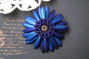 非洲堇花胸針 午夜藍 花朵 胸花 希望 成熟 宇宙 魔法 神秘 奇幻 奇妙 藍色 夜晚 天空 精緻 入學式 畢業式 卒業式 婚禮