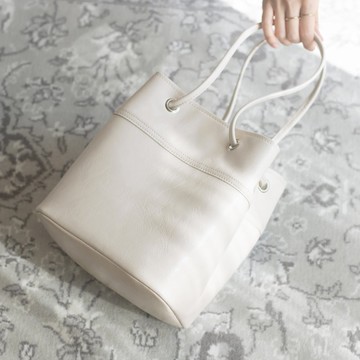 春夏新品 復古感油臘紋PU 自在變換多用水桶包【米白】托特/側背