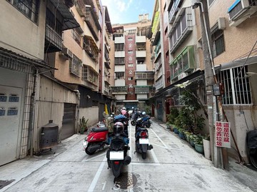 [鼎山家樂福旁]輕軌+商圈一樓公寓｜高雄市三民區鼎山街