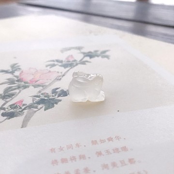 天然玉髓小兔子吊墜 純手工雕刻立體卡通玉佩蜜糖色立體萌萌小墜