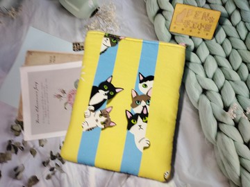 貓咪系列-日本限量布黃底偷看貓收納袋-7.8吋收納拉鍊保護袋預購