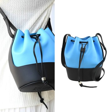 LOEWE BALLOON 壓紋LOGO斜背束口小款水桶包.黑藍