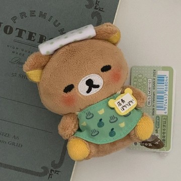 【臺灣出貨】輕松熊包掛件店長系列坐姿sanx小熊玩偶掛飾20周年毛絨公仔鑰匙扣