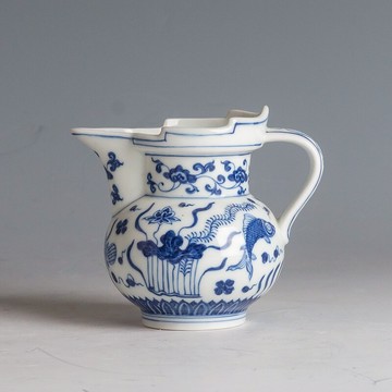 明宣德青花魚藻紋僧帽公道杯（"高：9.5肚：12容量200ml）