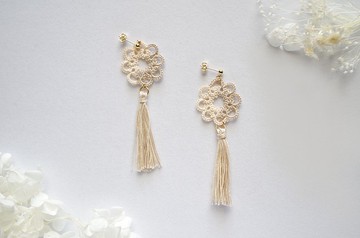 梭織蕾絲雙色流蘇耳針米色