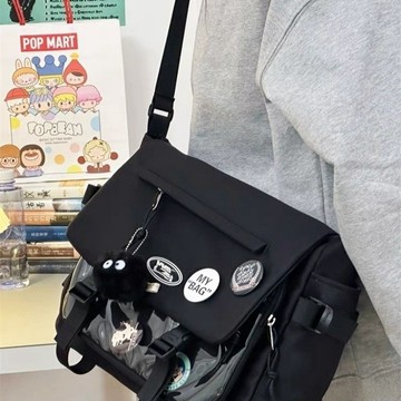 【2822人收藏】黑色斜挎包女2024新款學生上課包休閒郵差包透明層痛包單肩挎包男