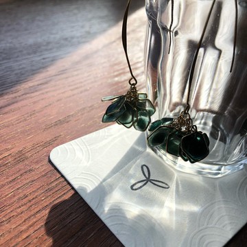 Vingtsix 墨綠釣魚花瓣捧花耳環/耳夾可