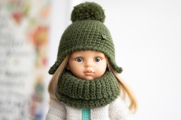 娃娃 Paola Reina 帶絨球和圍巾的綠色鉤編帽子，冬帽，針織帽