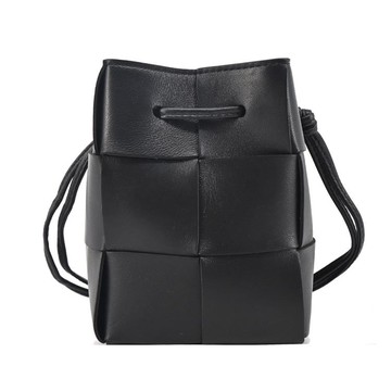BOTTEGA VENETA Cassette 小羊皮編織迷你水桶包（黑色）_廠商直送