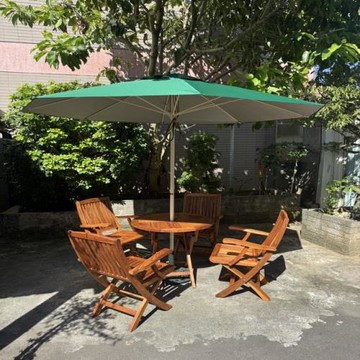 80公分圓桌＋柚木扶手摺疊椅4入＋9尺玻纖遮陽傘＋專用傘座