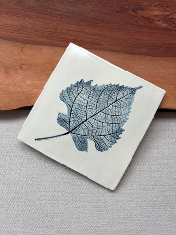 葉影 之三 青花陶 10.9 x 11.1 x 0.5 cm