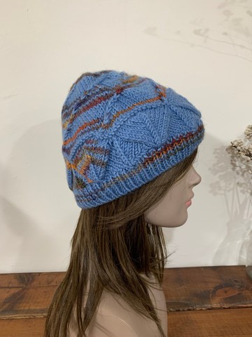 拼接螺旋造型毛線帽。微尖頭酷樣。藍/橘/咖。