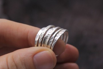 一套 6 個手工製作的銀可堆疊戒指，帶有錘紋表面 (R0061)