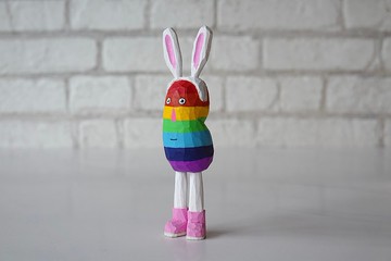 雕刻木娃娃彩虹兔