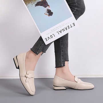 【LN】現+預 休閒方頭帶飾平底皮鞋(女鞋/低跟/休閒鞋)