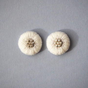 繡線耳針/耳夾 象牙白 雪之光輝 亦適用於正式場合與和服