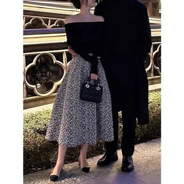 2025新款春季小個子套裝女高級感一字領黑色上衣碎花半身裙兩件套