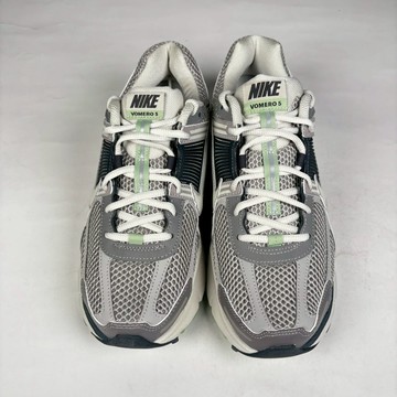 微瑕疵-大小腳(L:9.5；R:8.5) FB8825-001/8.5 Nike Zoom Vomero 5 "Cobblestone" 復古 灰 慢跑 女鞋