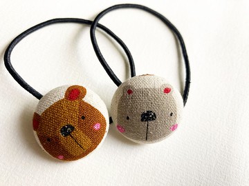 兒童髮飾 手作布包鈕釦 咖啡熊與小灰熊 鬆緊帶髮圈 一組兩入