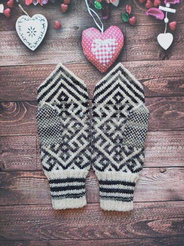 女士手工编织的羊毛连指手套非常温暖 带有图案灰色