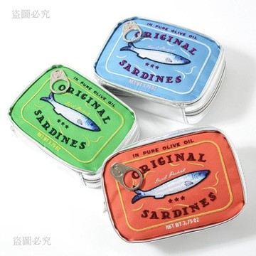 本島出貨🛩️ 沙丁魚罐頭造型收納包 可愛多功能萬用包 大容量學生筆袋化妝包 便攜旅行盥洗包 手機卡包收納袋54F6